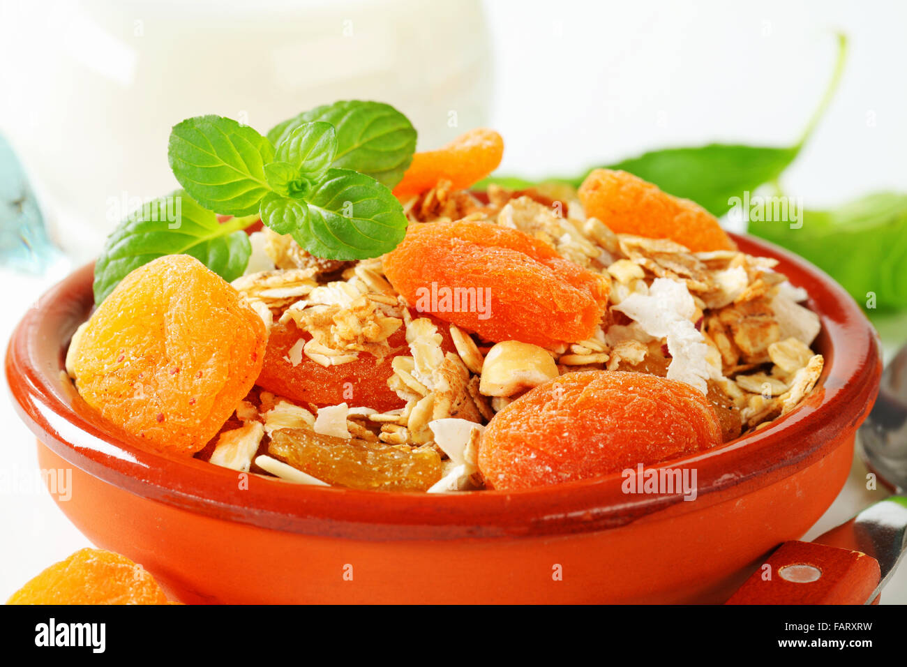Schüssel Haferflocken mit verschiedenen Stücke von getrockneten Früchten und Nüssen Stockfoto