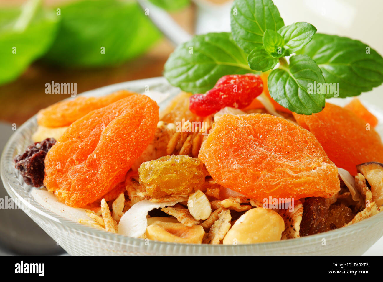 Schüssel Haferflocken mit verschiedenen Stücke von getrockneten Früchten und Nüssen Stockfoto