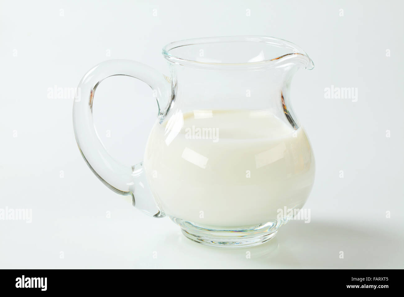 frische Milch in einer Glaskanne Stockfoto