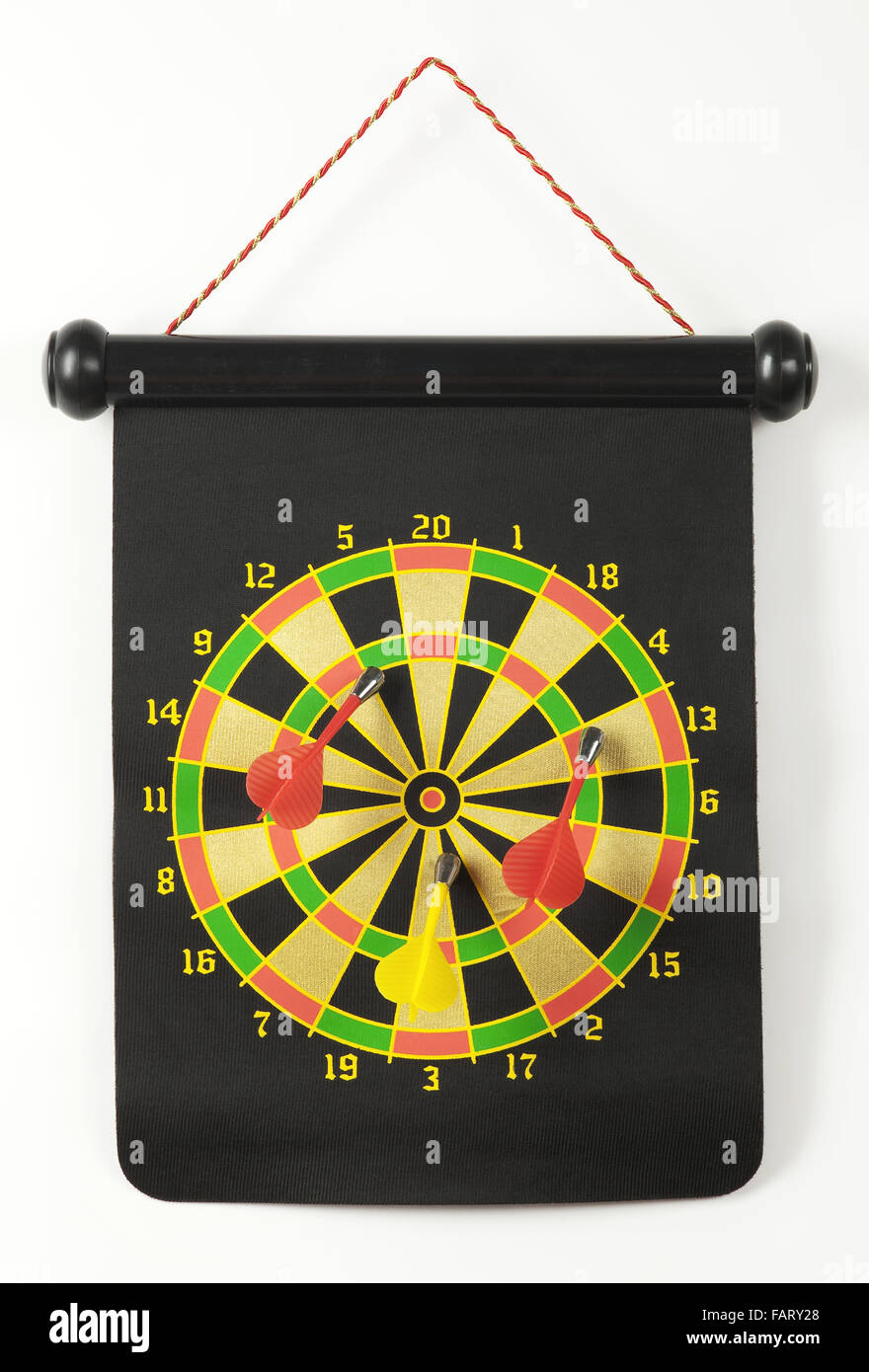 bunte Dartscheibe mit magnetischen Darts auf weißem Hintergrund Stockfoto