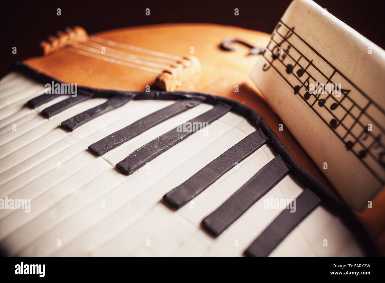 Geburtstagskuchen verziert mit Fondant, gerundet, Klavier und Cello Instrumente symbolisch zu präsentieren. Stockfoto