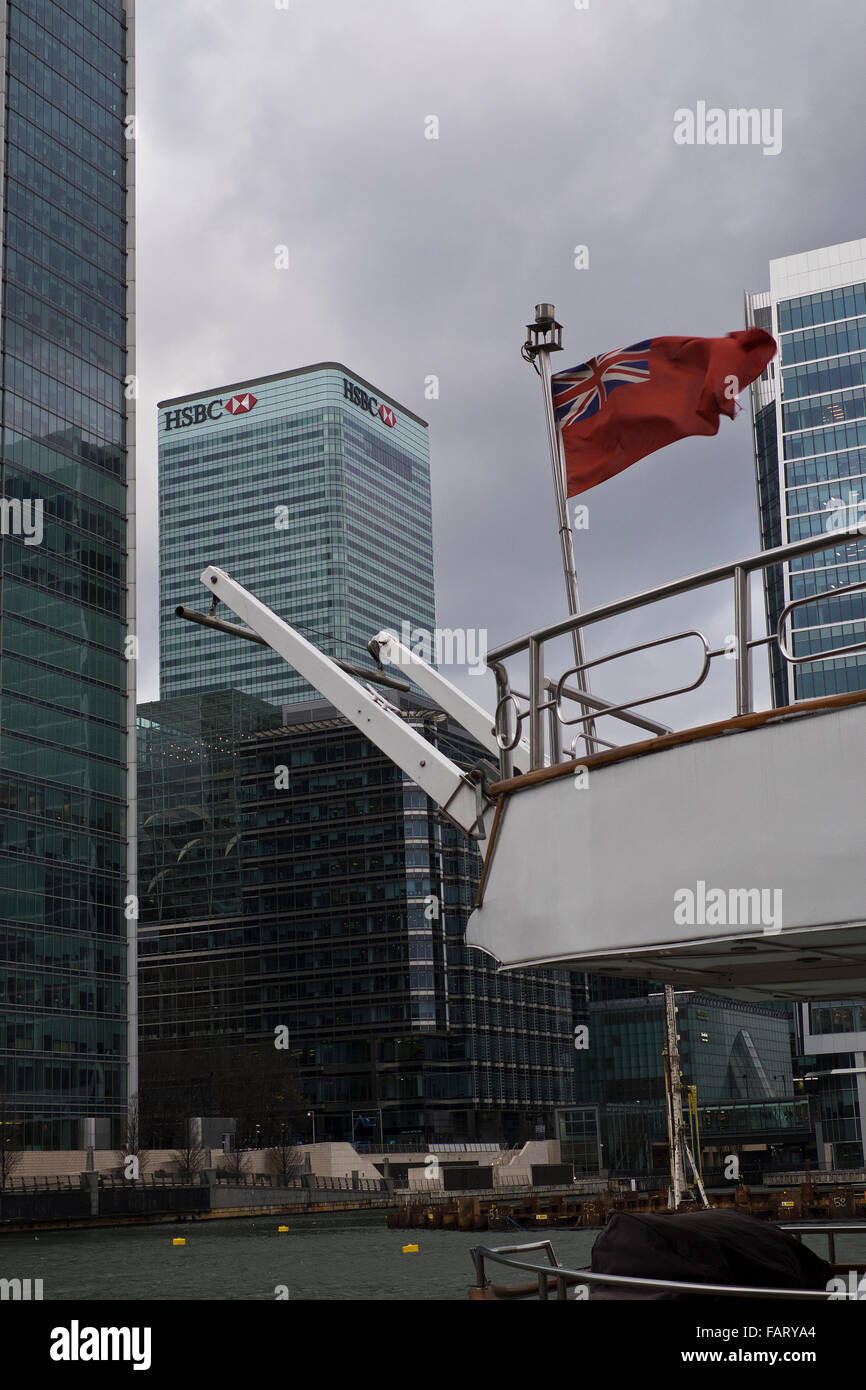 Yacht vor Anker in Canary Wharf in London im winter Stockfoto