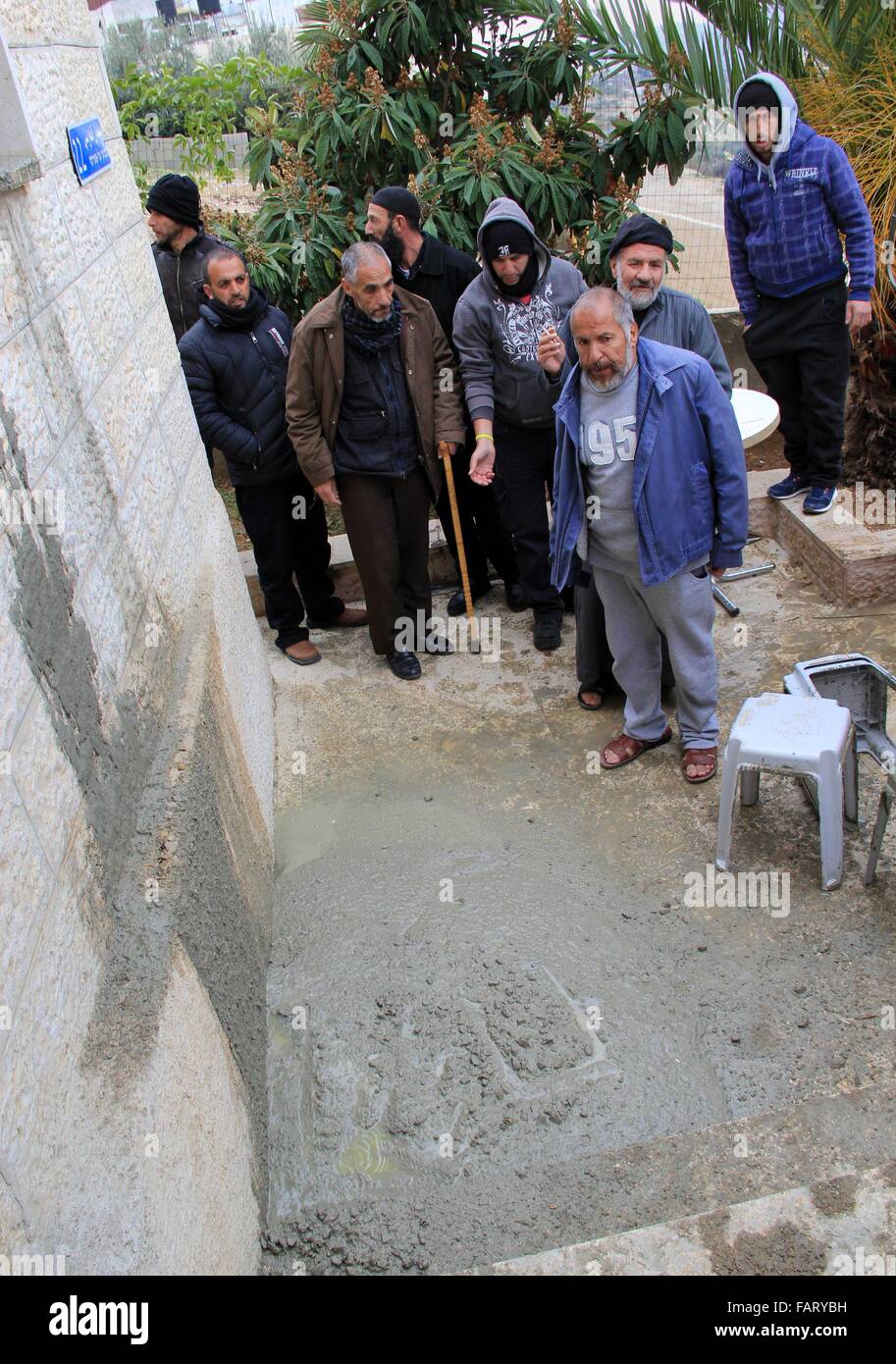 Jerusalem, Jerusalem, Palästina. 4. Januar 2016. Palästinenser nehmen Sie Teil an einer Protestkundgebung vor Alaa Abu Jamal Haus, während israelische Sicherheit Kräfte mit Beton gefüllt und Abu Jamal Familienhaus im Osten Jerusalems palästinensischen Viertel Jabal Mukaber am 4. Januar 2016 abgeriegelt. Abu Jamal hatte am 13. Oktober rammte sein Auto in Menschen an einem Jerusalem Bus stop und sprang mit einem Messer Messer-ein Rabbi zum Tode vor wird erschossen. Bildnachweis: ZUMA Press, Inc./Alamy Live-Nachrichten Stockfoto