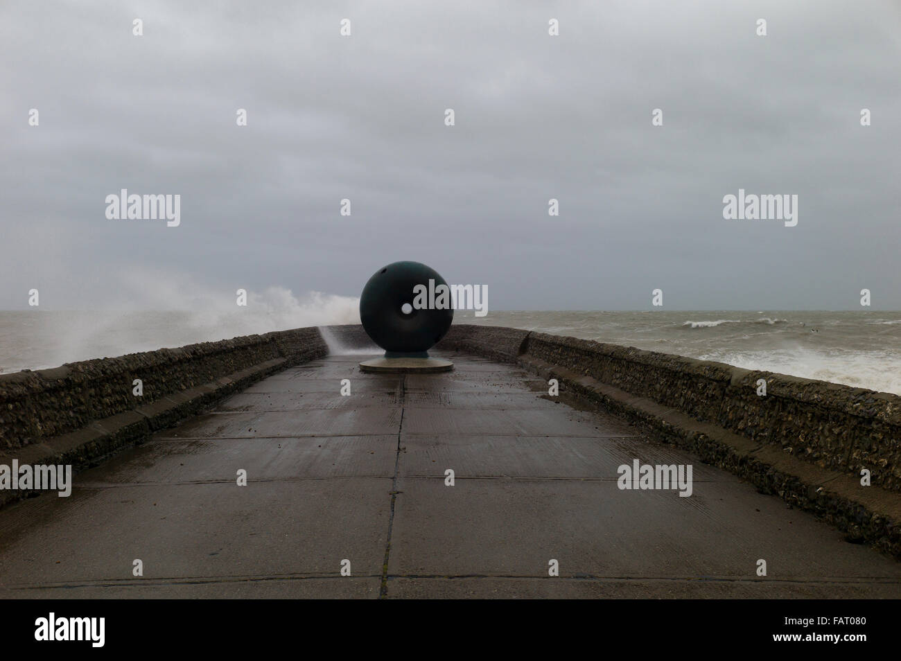 Donut-Skulptur, "Afloat" von Hamish Black 1998, Brighton, stormy weather Stockfoto