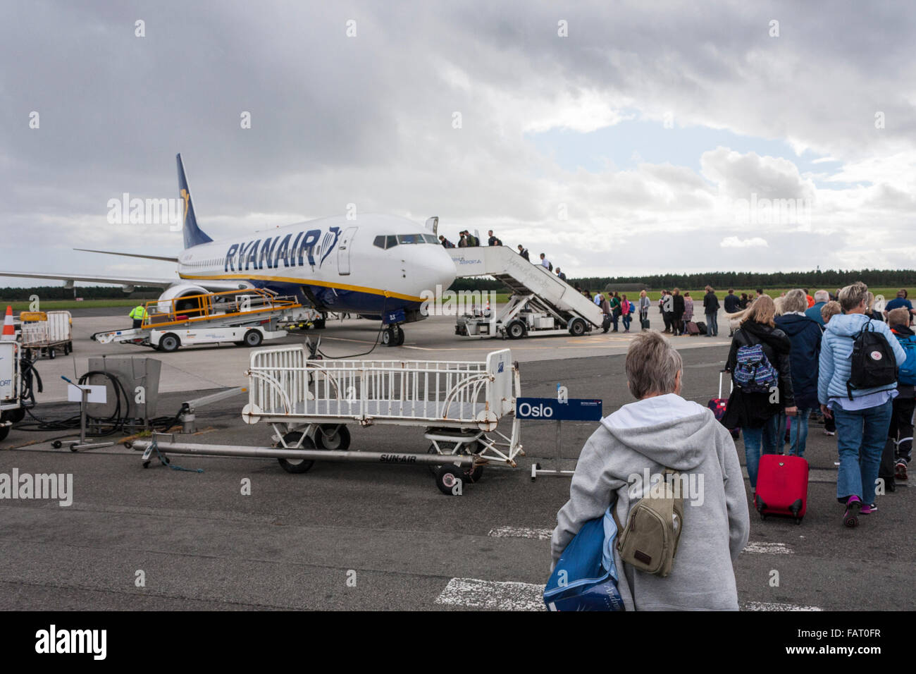 Passagiere Ryanair Flugzeug auf der Rollbahn am Flughafen Aarhus, Dänemark, Europa. Stockfoto