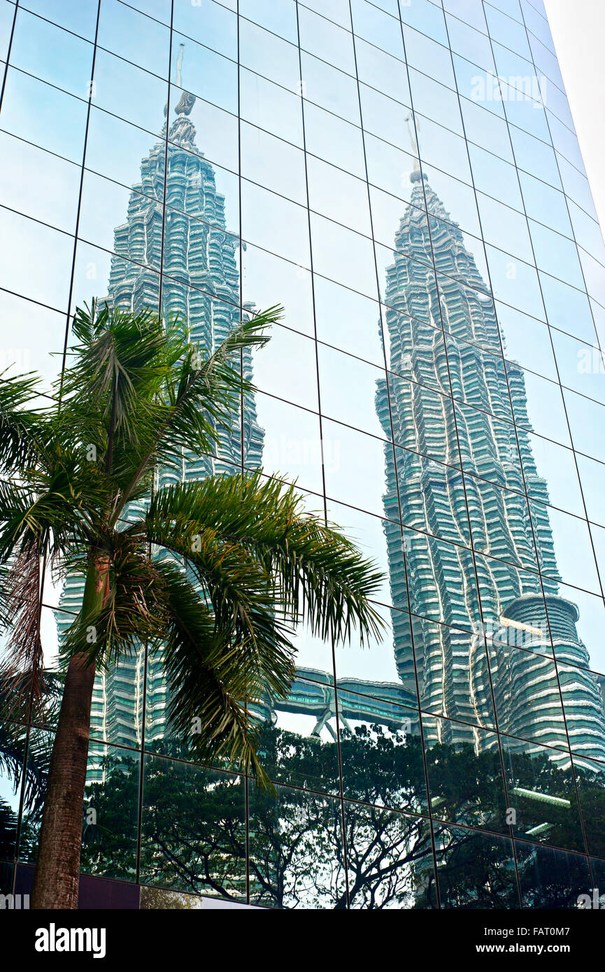 Moderne Wolkenkratzer mit Reflektion in Kuala Lumpur, Malaysia Stockfoto