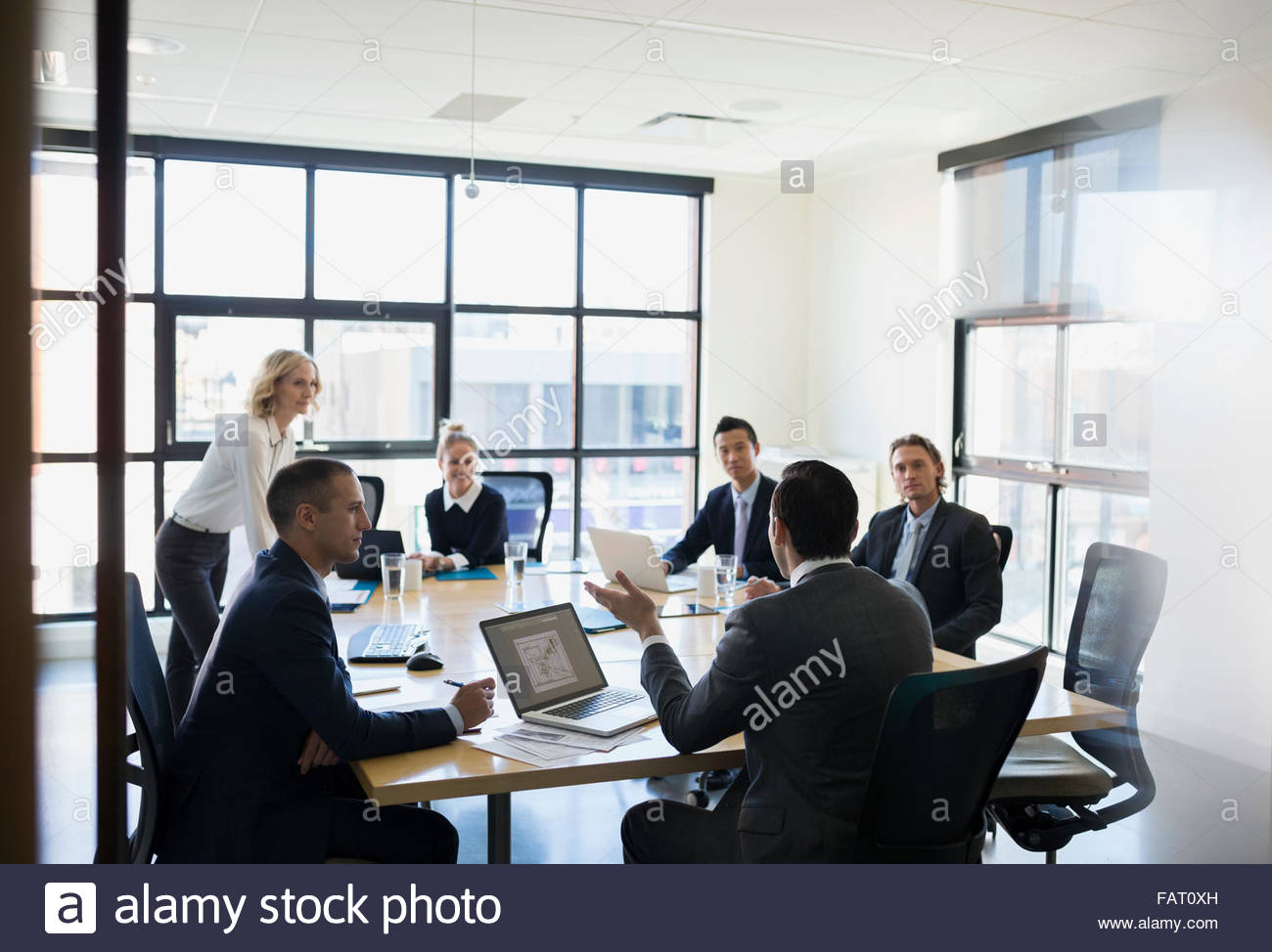 Geschäftsleute in Zimmer Tagung sprechen Stockfoto