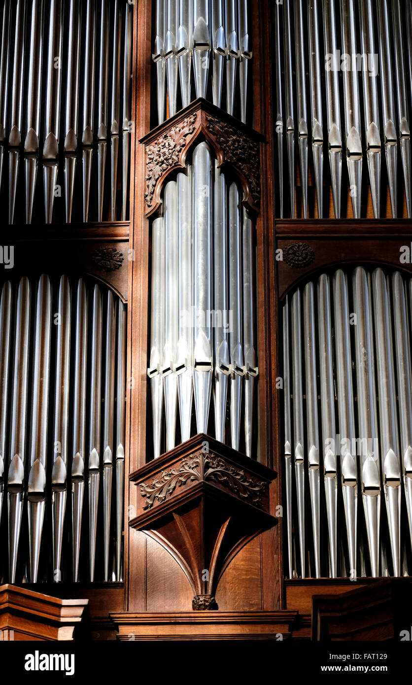 Metallrohre Kirchenorgel in einer hölzernen Einfassung im großen Dom Stockfoto