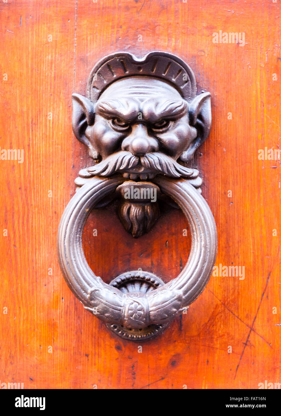 Dämon konfrontiert wundervollen auf eine Holztür Stockfoto