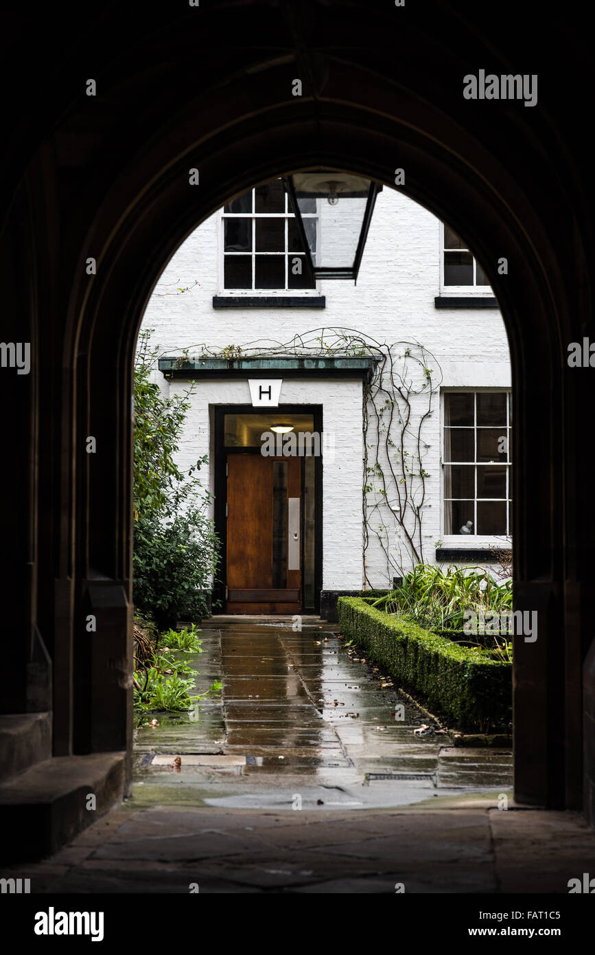 Tür am Trinity Hall College der Universität Cambridge, England. Stockfoto