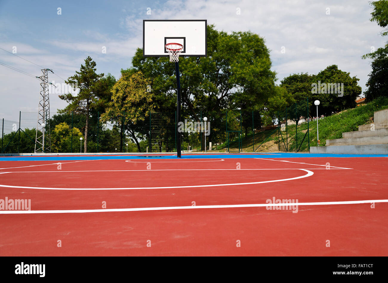 Basketball-Platz nach dem Regen Stockfoto