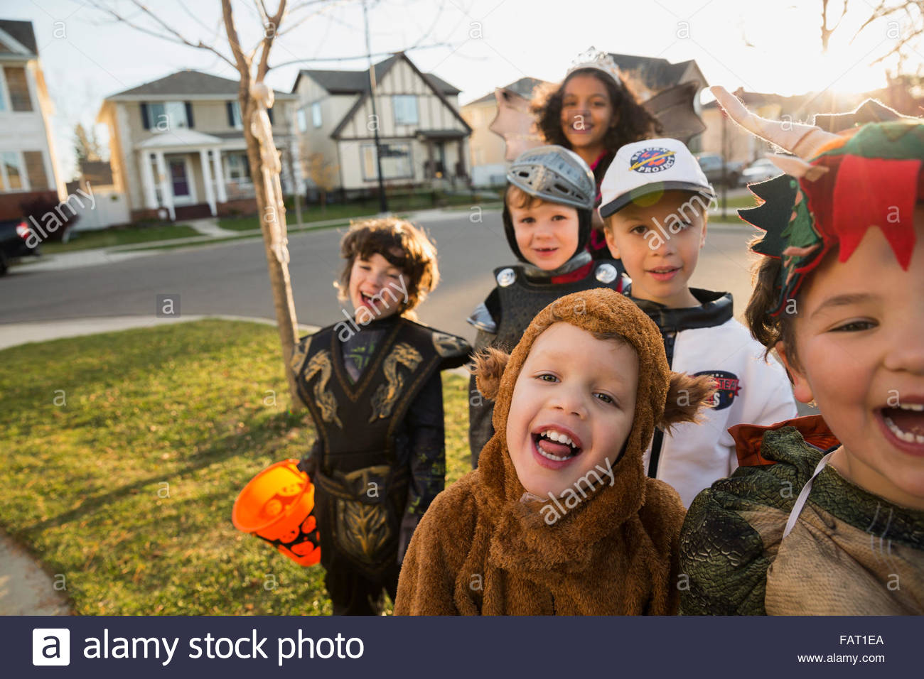 Porträt begeisterte Kinder in Halloween-Kostümen Stockfoto