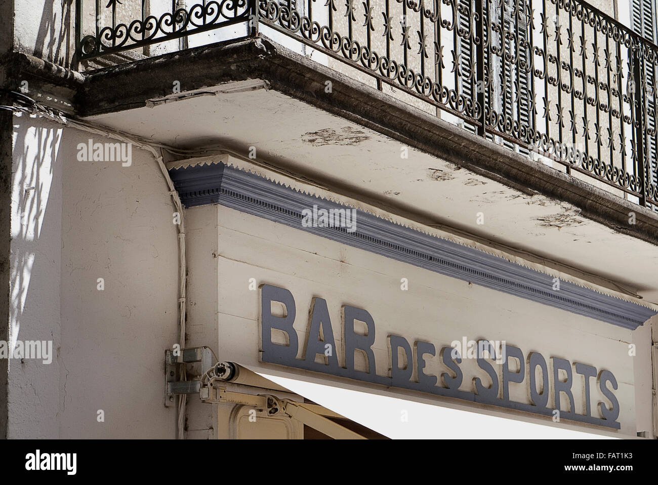 Bar Des Sports im kleinen Dorf in Frankreich Stockfoto