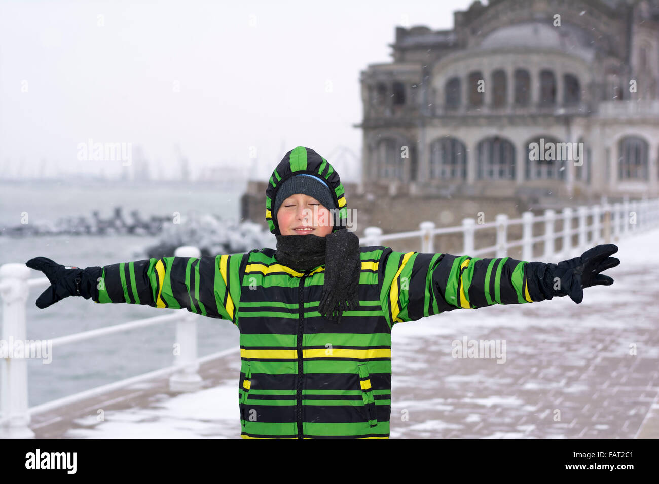 Glückliche junge in der Schneefall Stockfoto