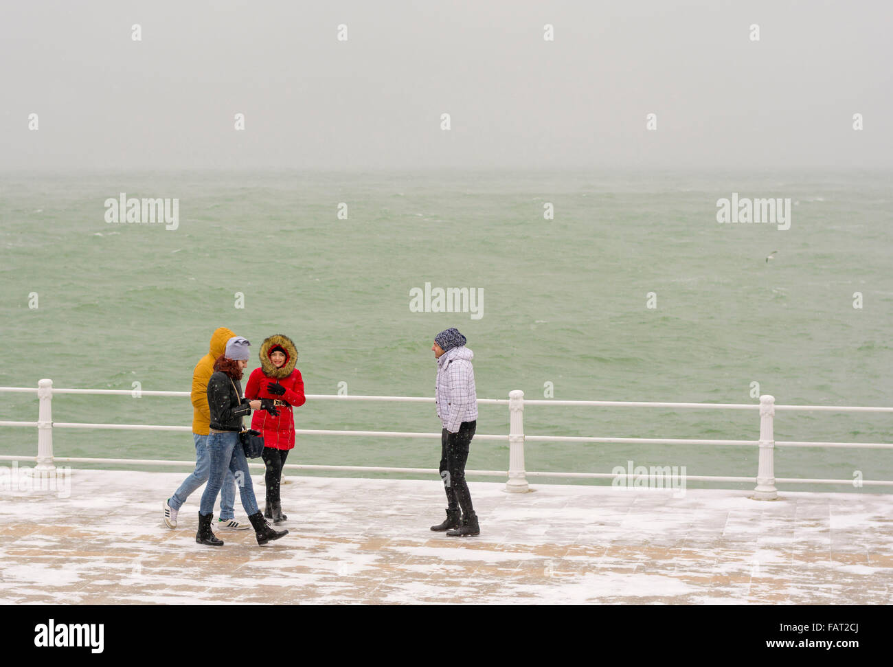 CONSTANTA, RUMÄNIEN - JANUAR 3, 2016. Der erste Schneefall an der Küste am Schwarzen Meer, in Constanta, Rumänien. Stockfoto