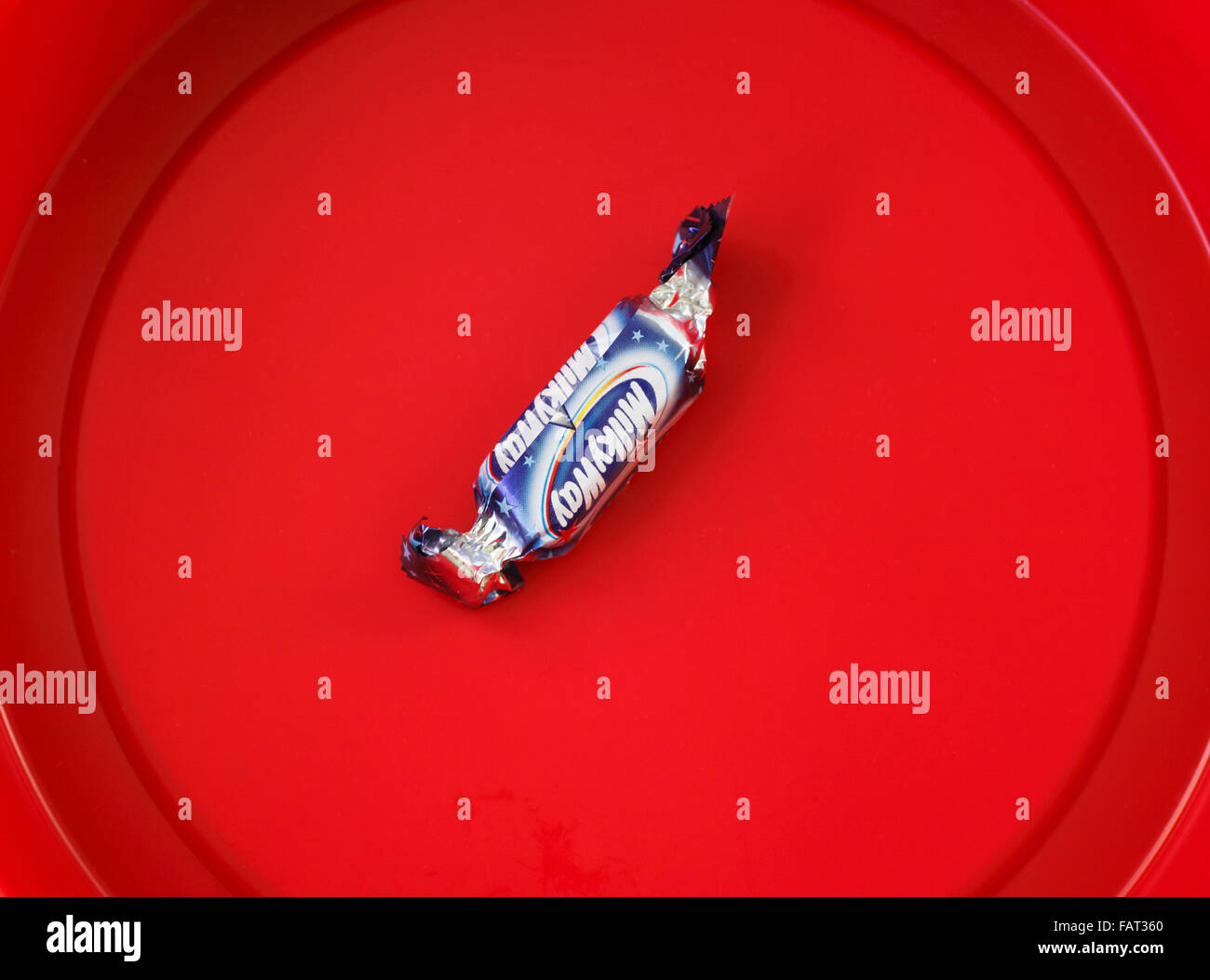 Milky Way Spaß Größe Bar links im unteren Teil eine Wanne mit Schokolade. Stockfoto