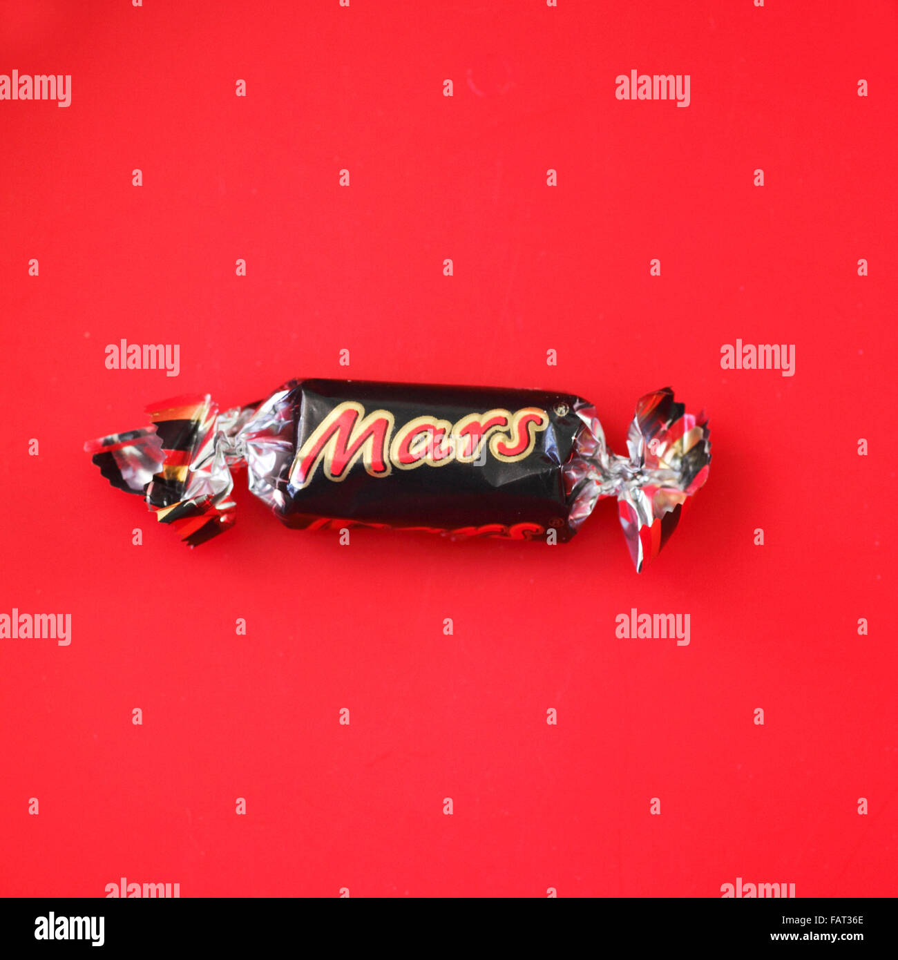 Mars Spaß Größe Bar links im unteren Teil eine Wanne mit Schokolade. Stockfoto