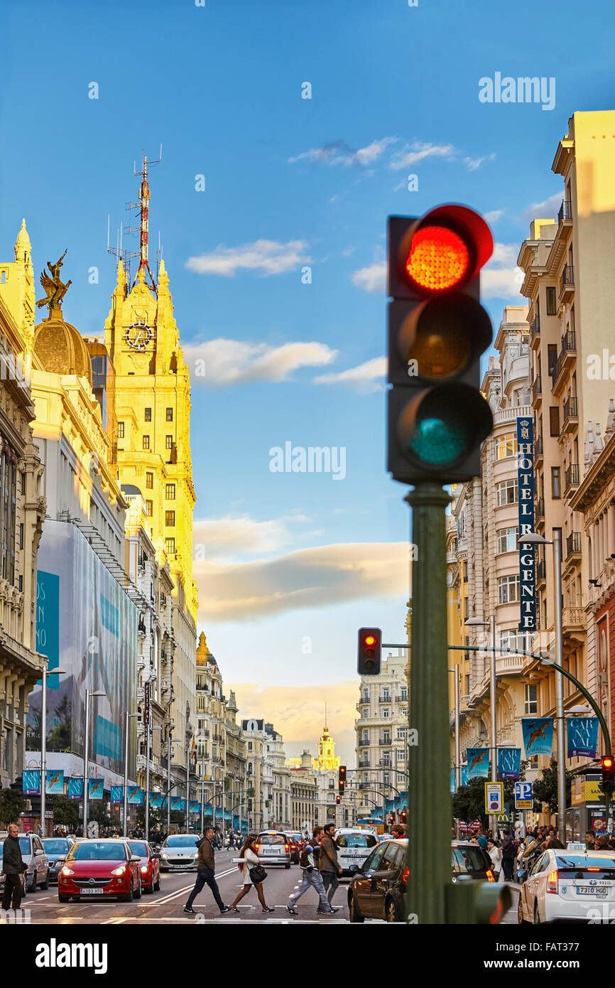 Fußgänger überqueren an der Gran Via Street. Madrid. Spanien Stockfoto