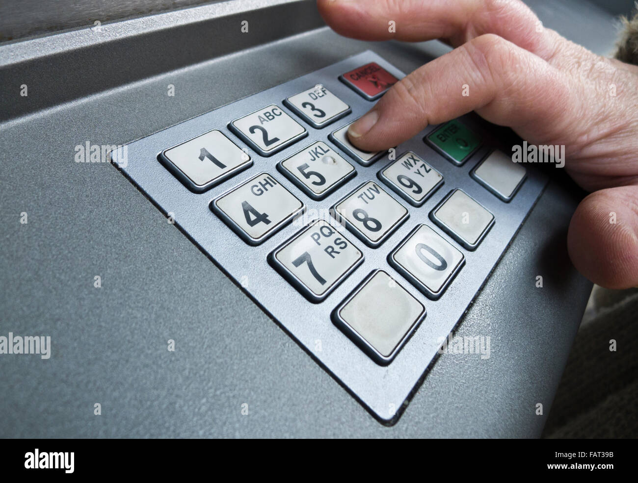 Frau, die Eingabe ihrer PIN an einem Geldautomaten. Stockfoto