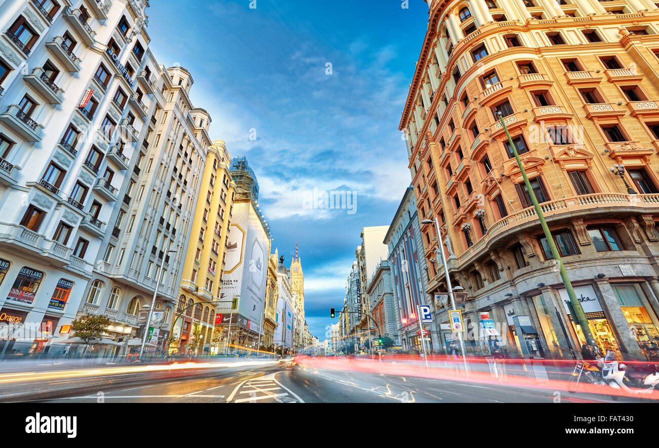 Callao Square und Gran Via Street in der Dämmerung. Madrid, Spanien. Stockfoto