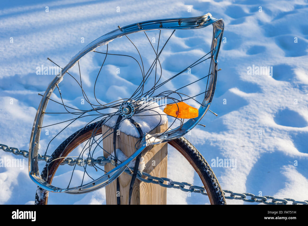 Nahaufnahme von einem geknickten Rad, als Symbol für die Gefahren des urbanen Radfahrens Stockfoto
