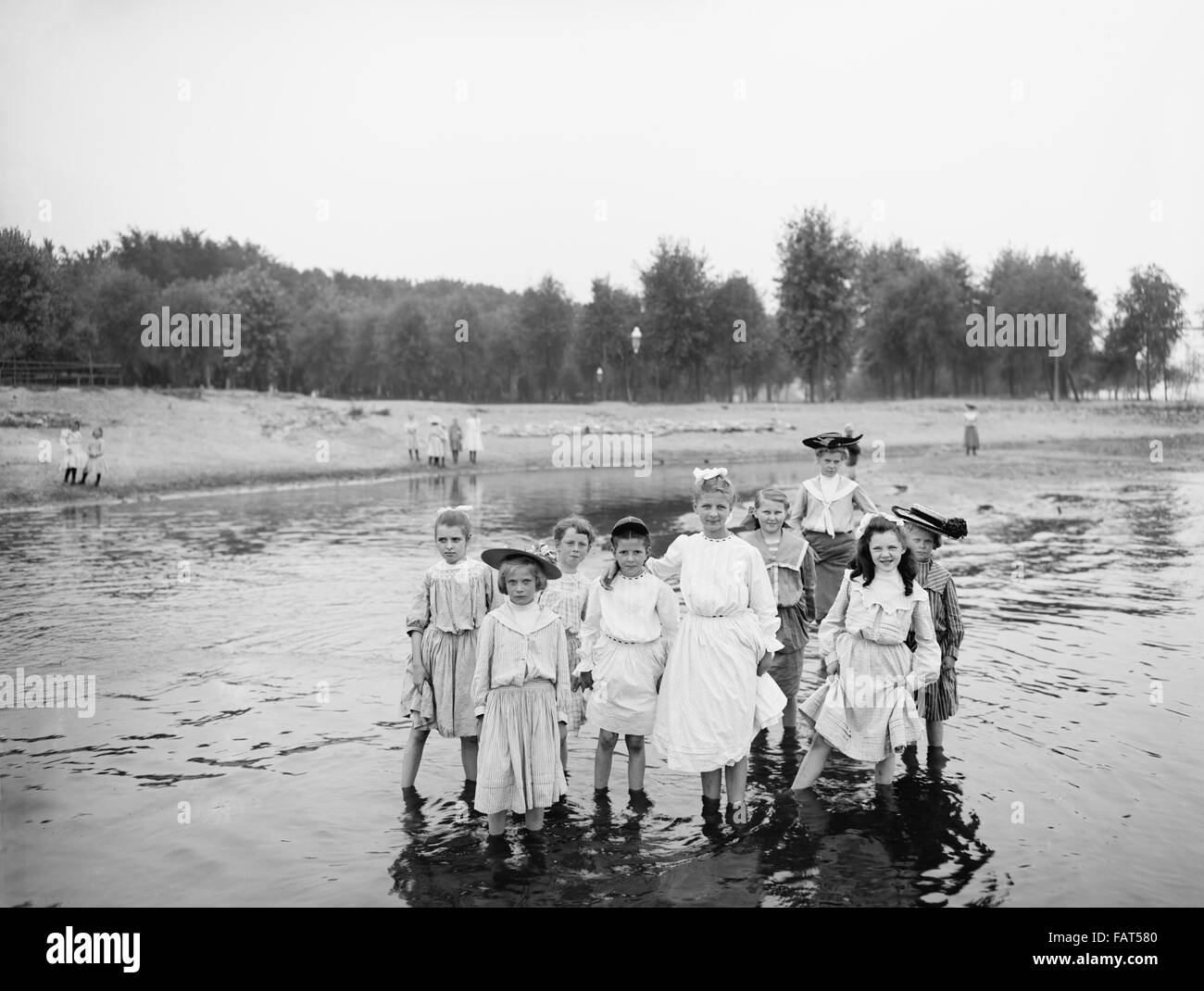 Gruppe von Kindern im freien öffentlichen Bädern, Harriet Insel St. Paul, Minnesota, USA, 1905 Stockfoto