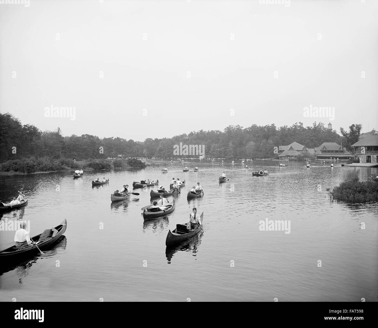 Kanufahren auf den Charles River, Charles River Reservation, Massachusetts, USA, ca. 1905 Stockfoto
