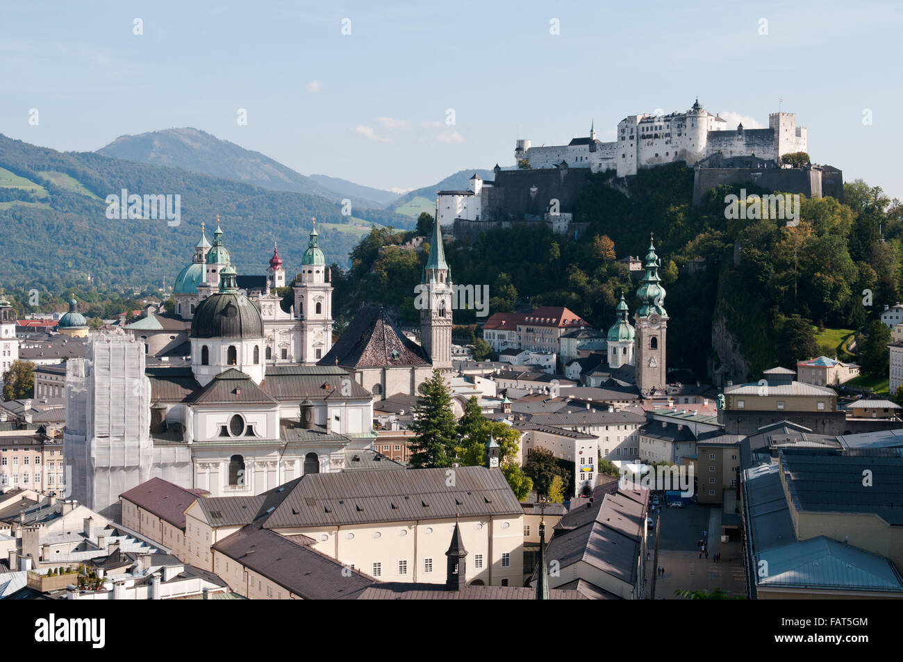 Skyline der Stadt Salzburg in Österreich mit dem Schloss an der Spitze des Hügels. Stockfoto