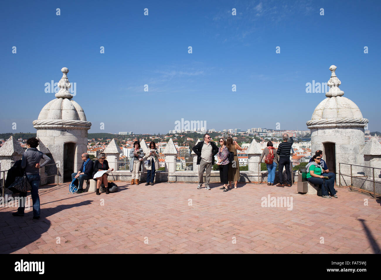 Gruppe von Touristen sightseeing am Turm von Belem (Torre de Belem) obere Terrasse Wehrgang mit Erker Türmchen Stockfoto