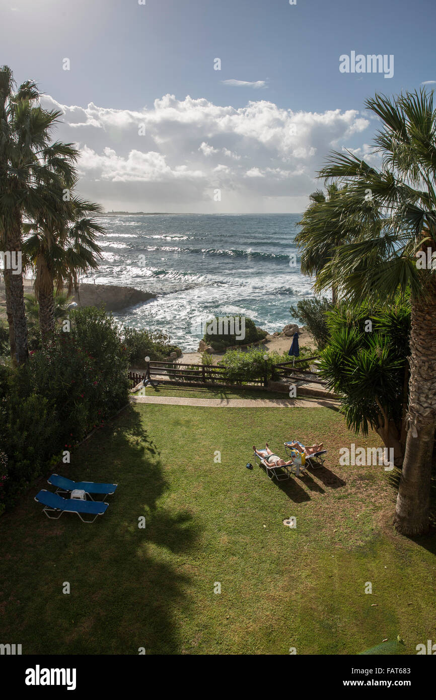 Zypern, Pafos, Garten des Hotels in der Nähe von Strand Stockfoto