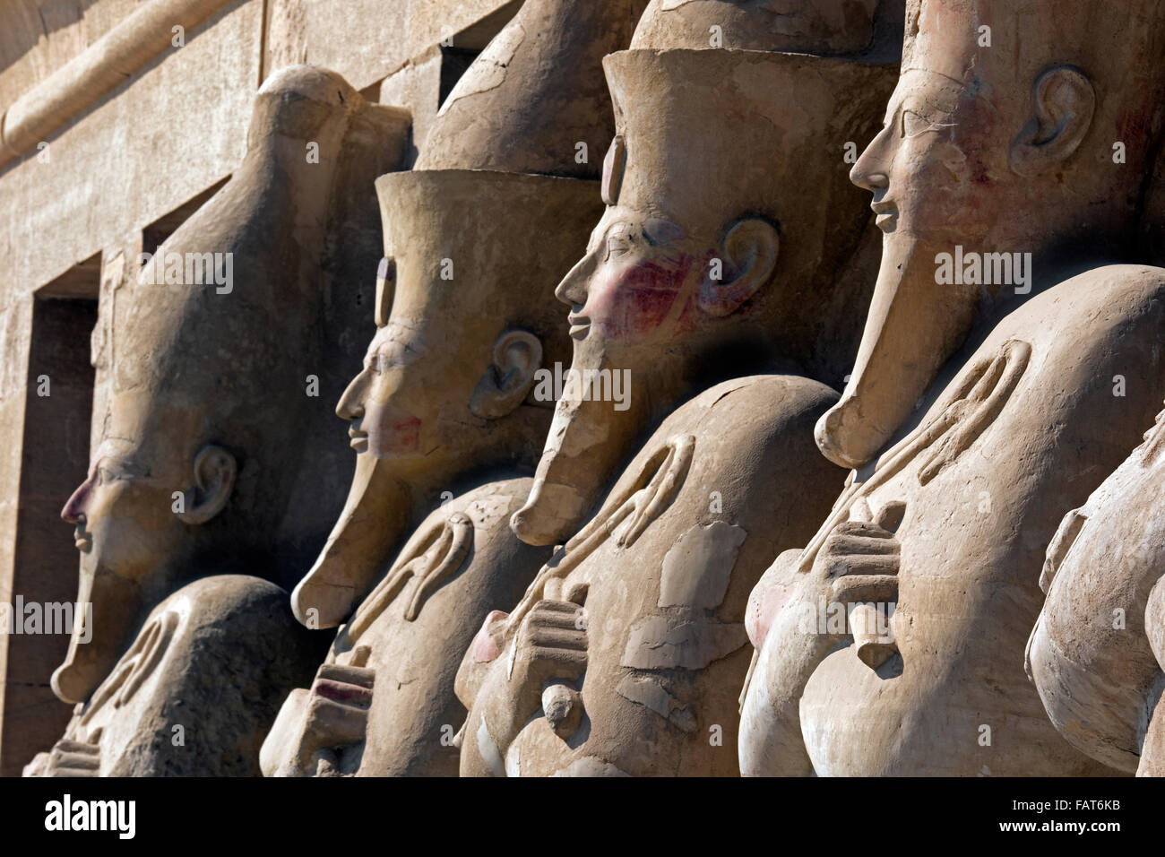 Osirian Statuen bei Leichenhalle Tempel der Königin Hatshepsut / Djeser-Djeseru bei Deir el Bahari in der Nähe von Tal der Könige, Luxor, Ägypten Stockfoto
