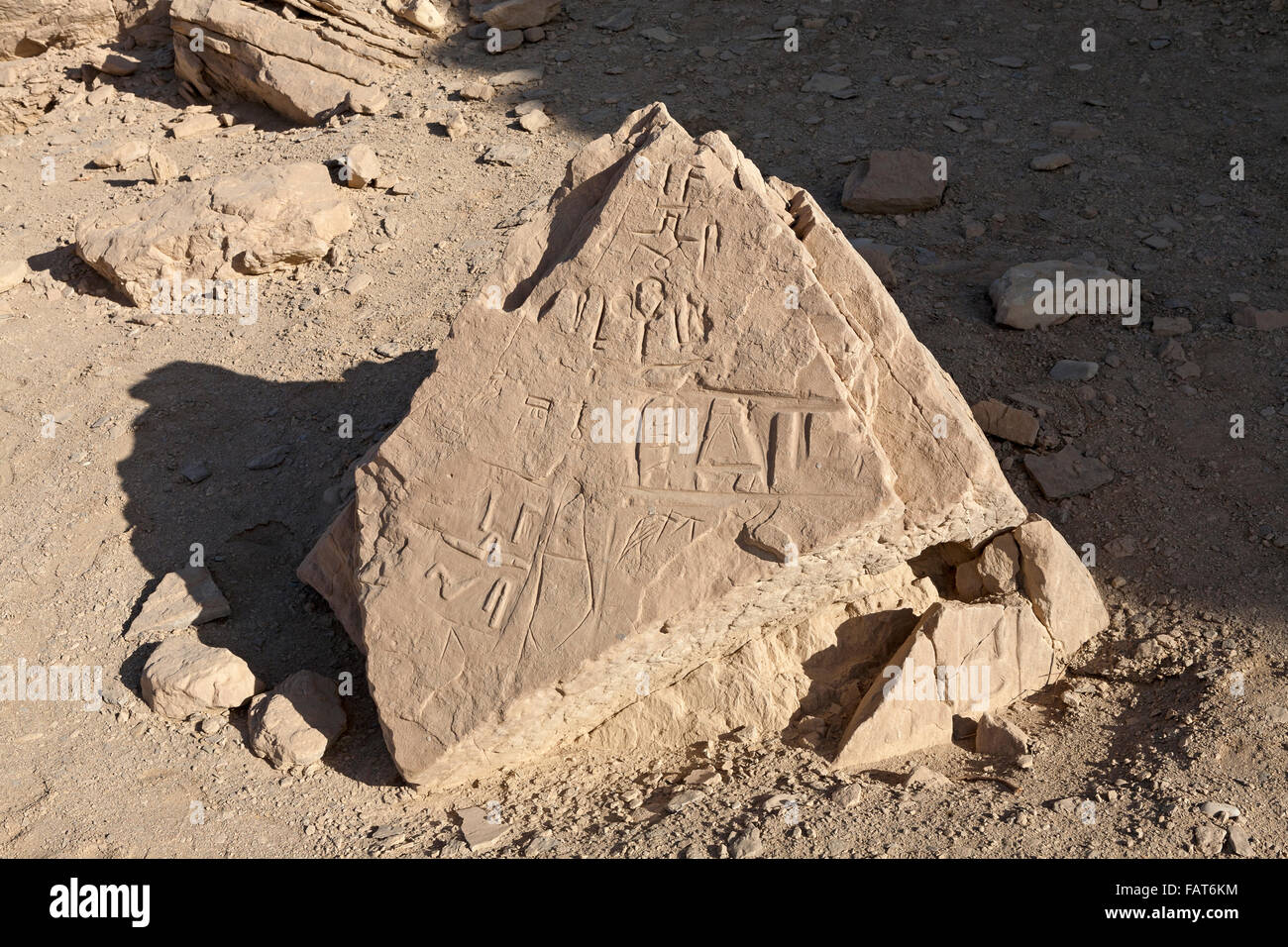 Inschriften am Geier Felsen am Eingang zum Hellal Wadi el Kab, alte Nekheb in der östlichen Wüste Oberägyptens Stockfoto