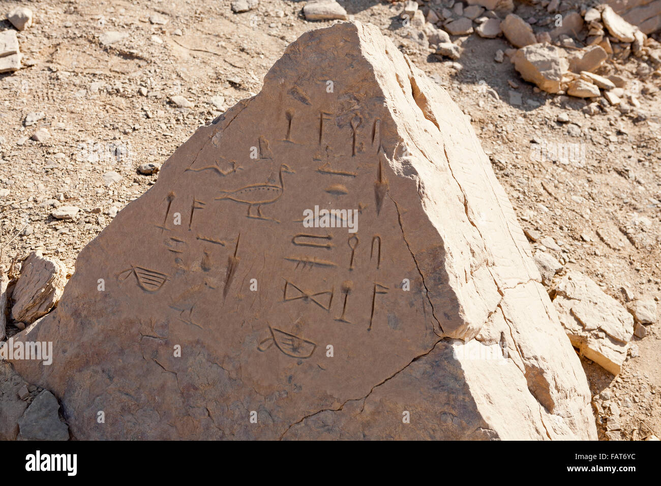 Inschriften am Geier Felsen am Eingang zum Hellal Wadi el Kab, alte Nekheb in der östlichen Wüste Oberägyptens Stockfoto