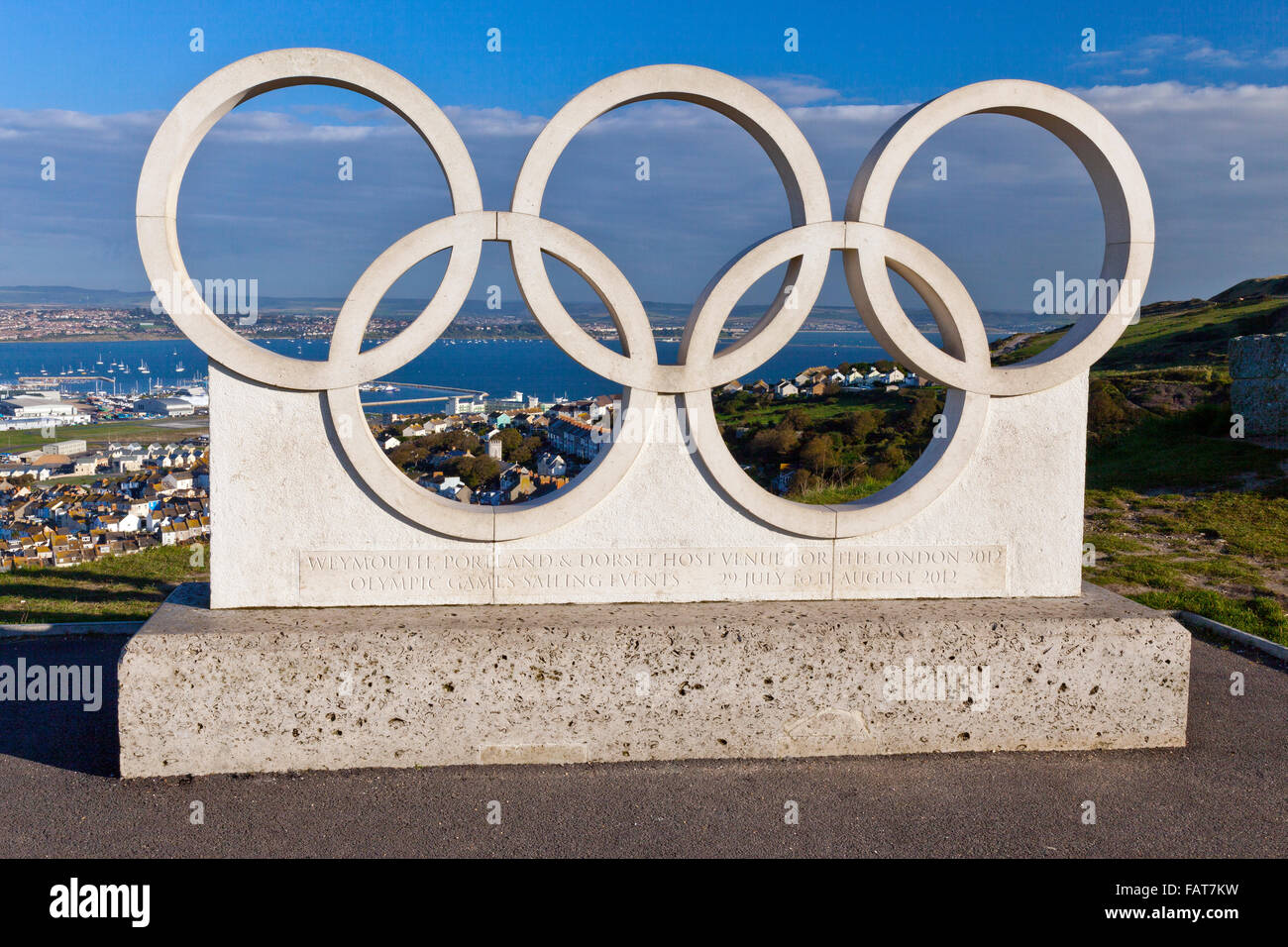 Die 2012 Olympischen Ringe Gedenk- und Chesil Beach aus Portland Heights, Dorset, England, UK Stockfoto