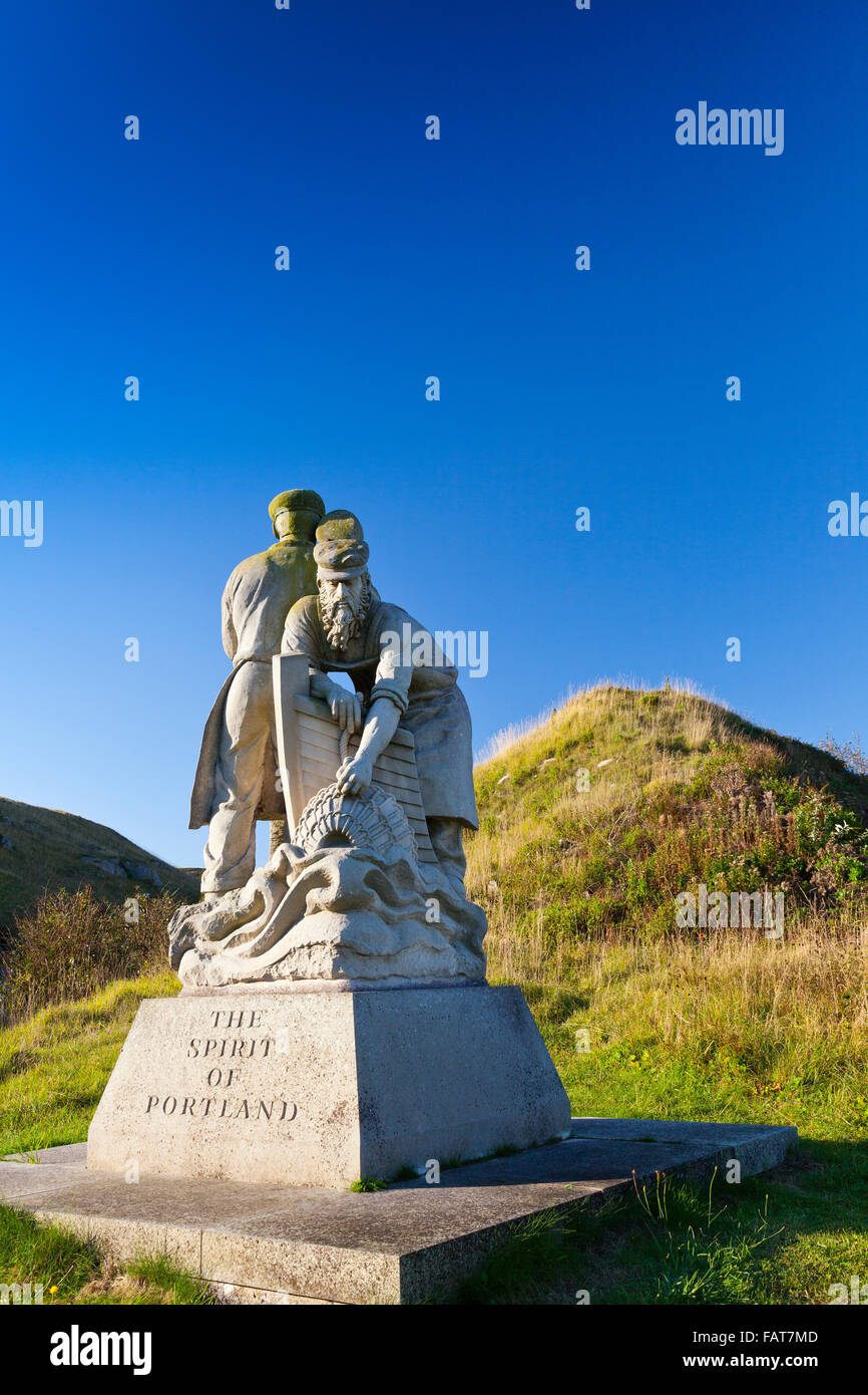 Die 'Spirit of Portland' Statue von Joanna Szuwalska über dem Hafen von Portland, Dorset, England, UK Stockfoto