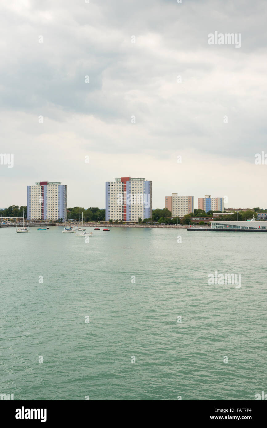 Ein Blick auf Portsmouth Hafen und der Hafen Eingang vom Meer entfernt an einem bewölkten Tag, einschließlich high-Rise Wohnanlagen Stockfoto