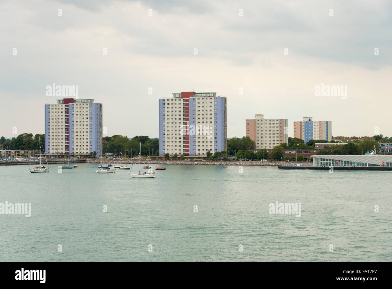 Ein Blick auf Portsmouth Hafen und der Hafen Eingang vom Meer entfernt an einem bewölkten Tag, einschließlich high-Rise Wohnanlagen Stockfoto