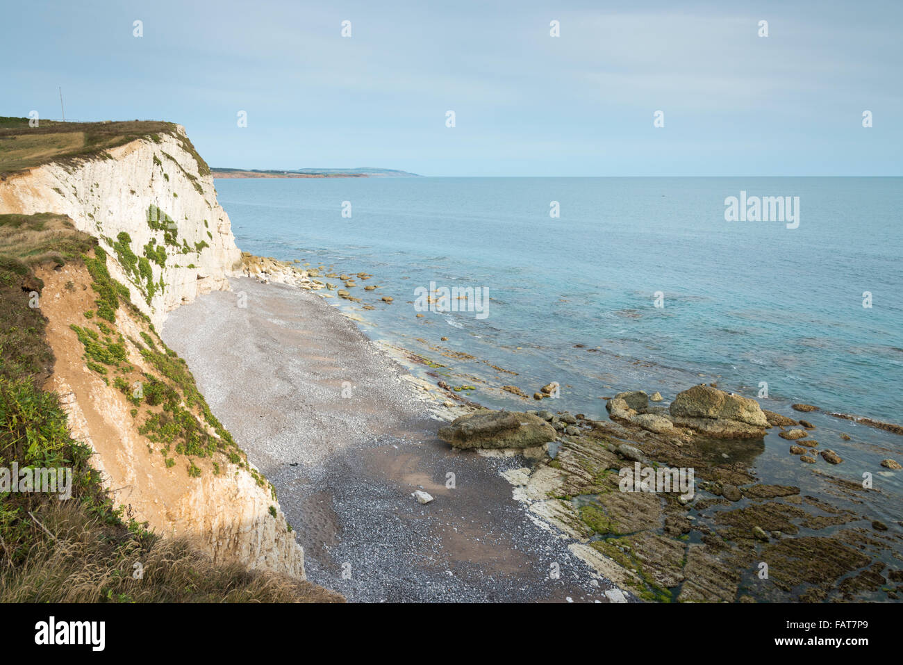 Eine Landschaftsansicht der Kreidefelsen und der Küste bei Tennyson Down an der Südküste der britischen Isle Of Wight Stockfoto