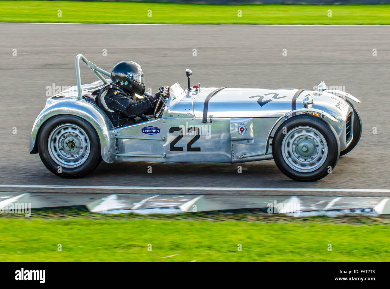 1955 war das Modell Lotus Mark VI Rennwagen des Sängers Chris Rea, der von ihm beim Goodwood Revival 2015 gefahren wurde. Chris Rea Fährt Stockfoto