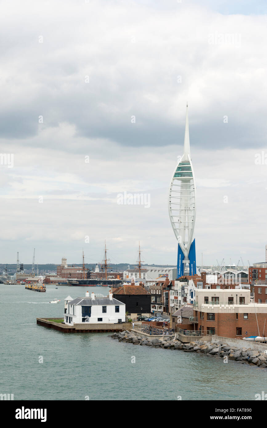 Ein Blick auf Portsmouth Hafen und der Hafen Eingang vom Meer entfernt an einem bewölkten Tag, einschließlich der Spinnaker Tower-Gebäude Stockfoto