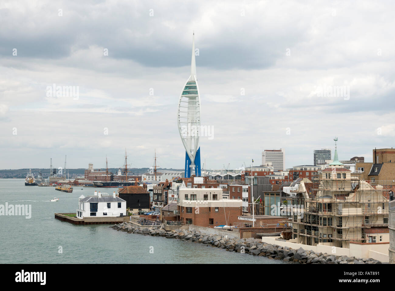 Ein Blick auf Portsmouth Hafen und der Hafen Eingang vom Meer entfernt an einem bewölkten Tag, einschließlich der Spinnaker Tower-Gebäude Stockfoto