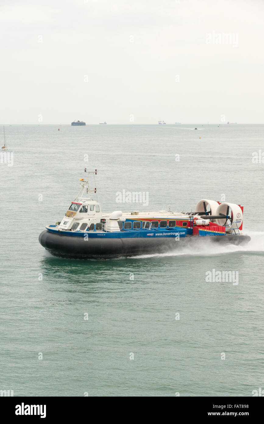 Ein Hovercraft Hovertravel an der Kreuzung zwischen Ryde auf der Isle Of Wight und Portsmouth auf dem Festland UK Stockfoto