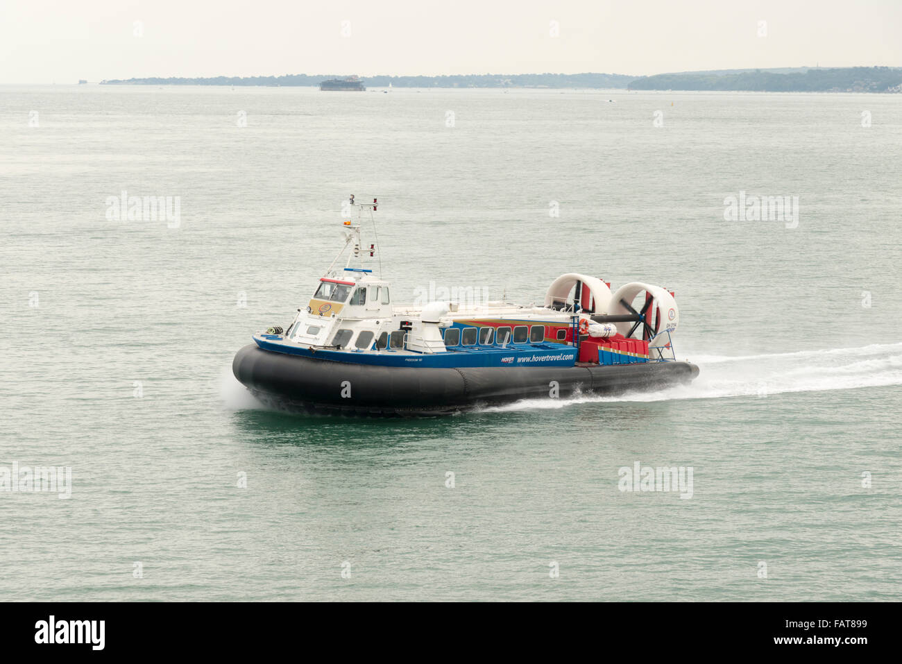 Ein Hovercraft Hovertravel an der Kreuzung zwischen Ryde auf der Isle Of Wight und Portsmouth auf dem Festland UK Stockfoto