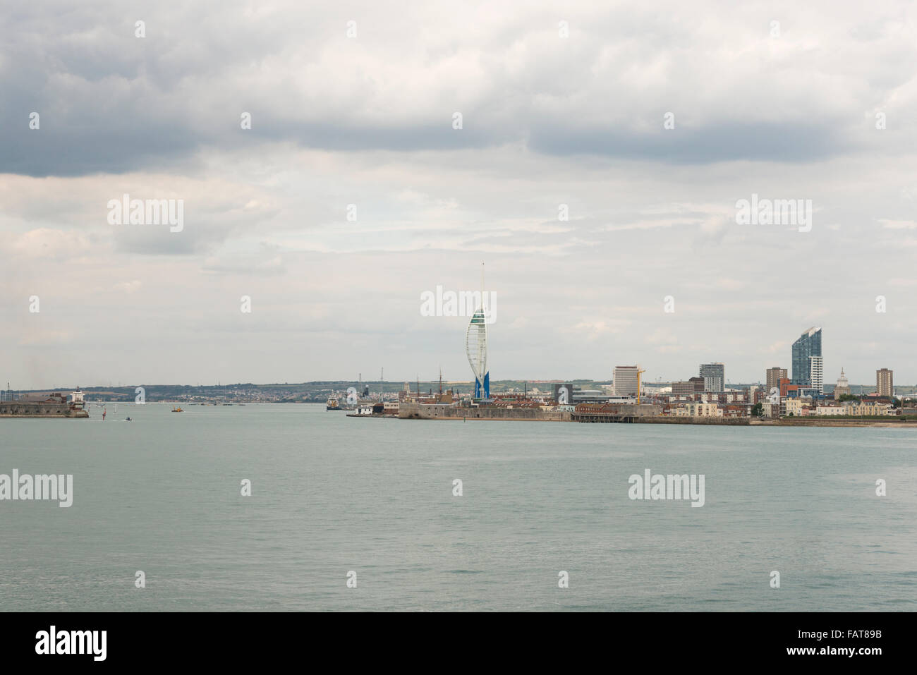 Ein Blick auf Portsmouth Hafen und der Hafen Eingang vom Meer entfernt an einem bewölkten Tag, einschließlich der Spinnaker Tower-Gebäude Stockfoto
