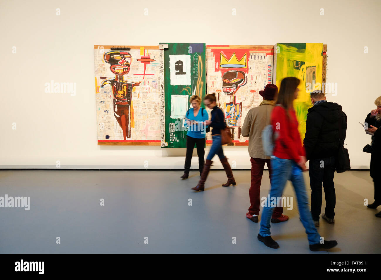 Besucher vor Arbeit von Jean-Michel Basquiat, Grillo, bei Louis Vuitton Foundation, Paris, Frankreich. Stockfoto