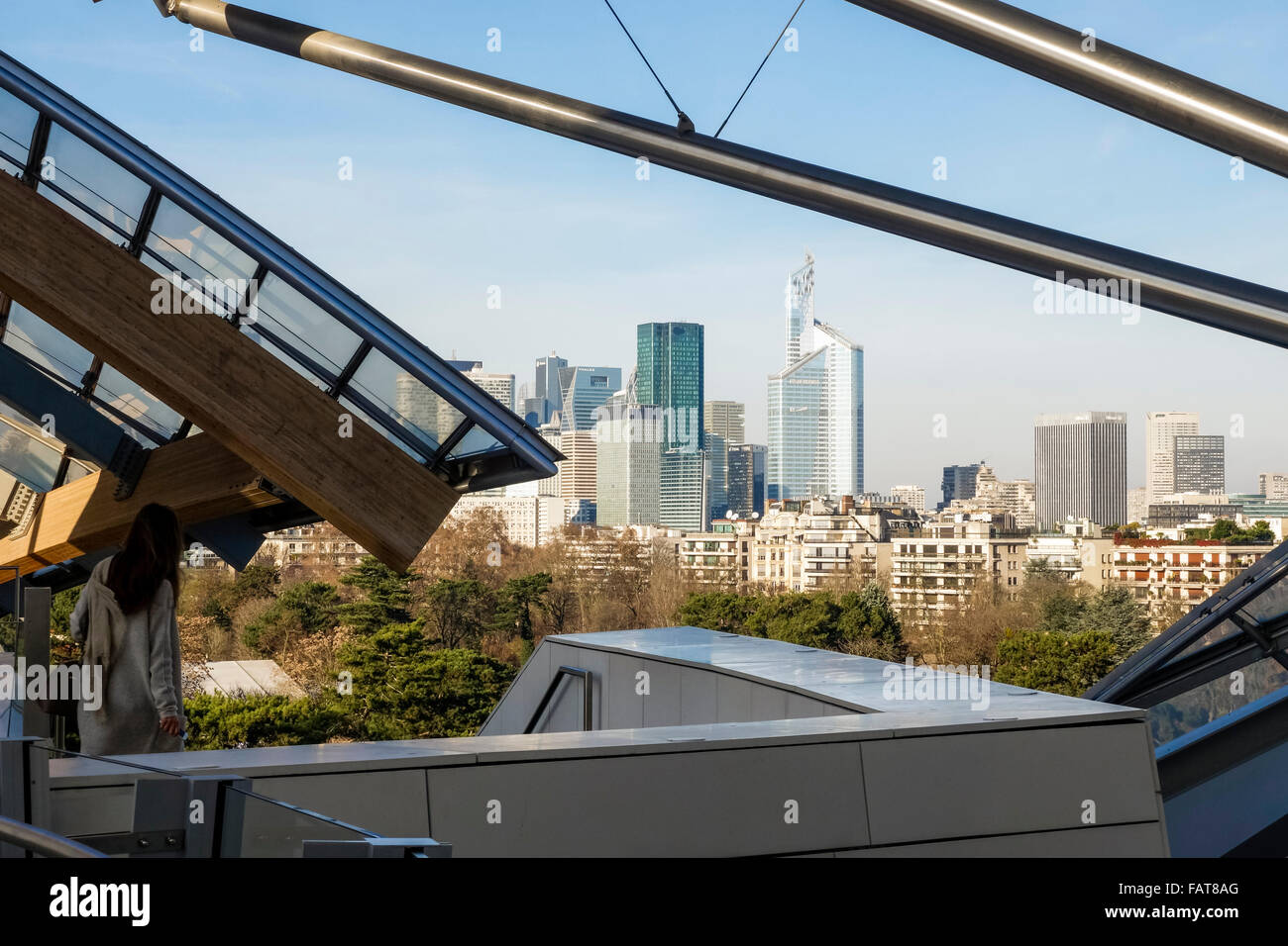 Louis Vuitton Foundation, des Architekten Frank Gehry, Kunstmuseum, la Défense im Hintergrund am Bois De Boulogne, Paris, Frankreich. Stockfoto