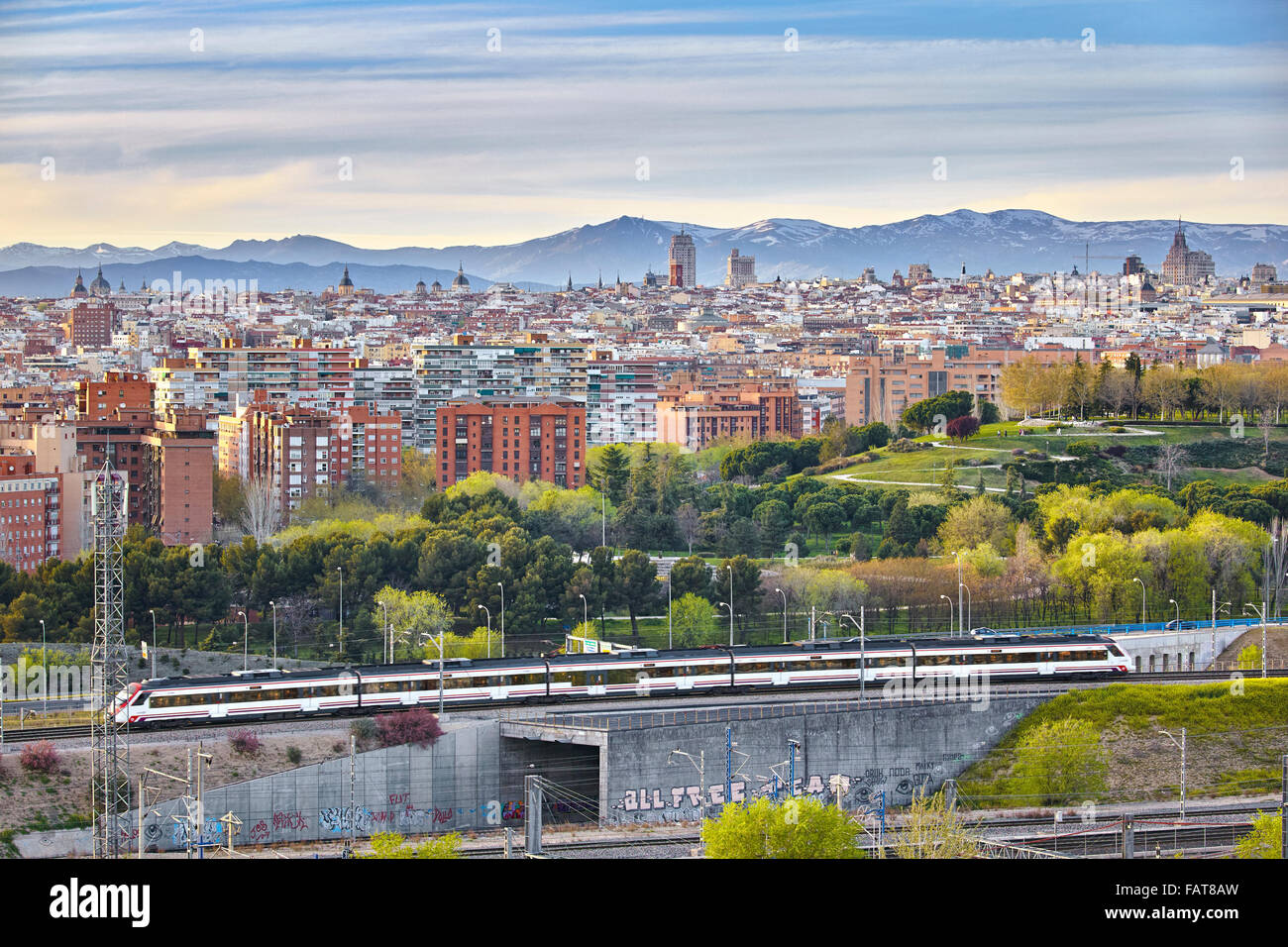 Panoramablick auf die Innenstadt und Park Tierno Galvan. Madrid, Spanien Stockfoto