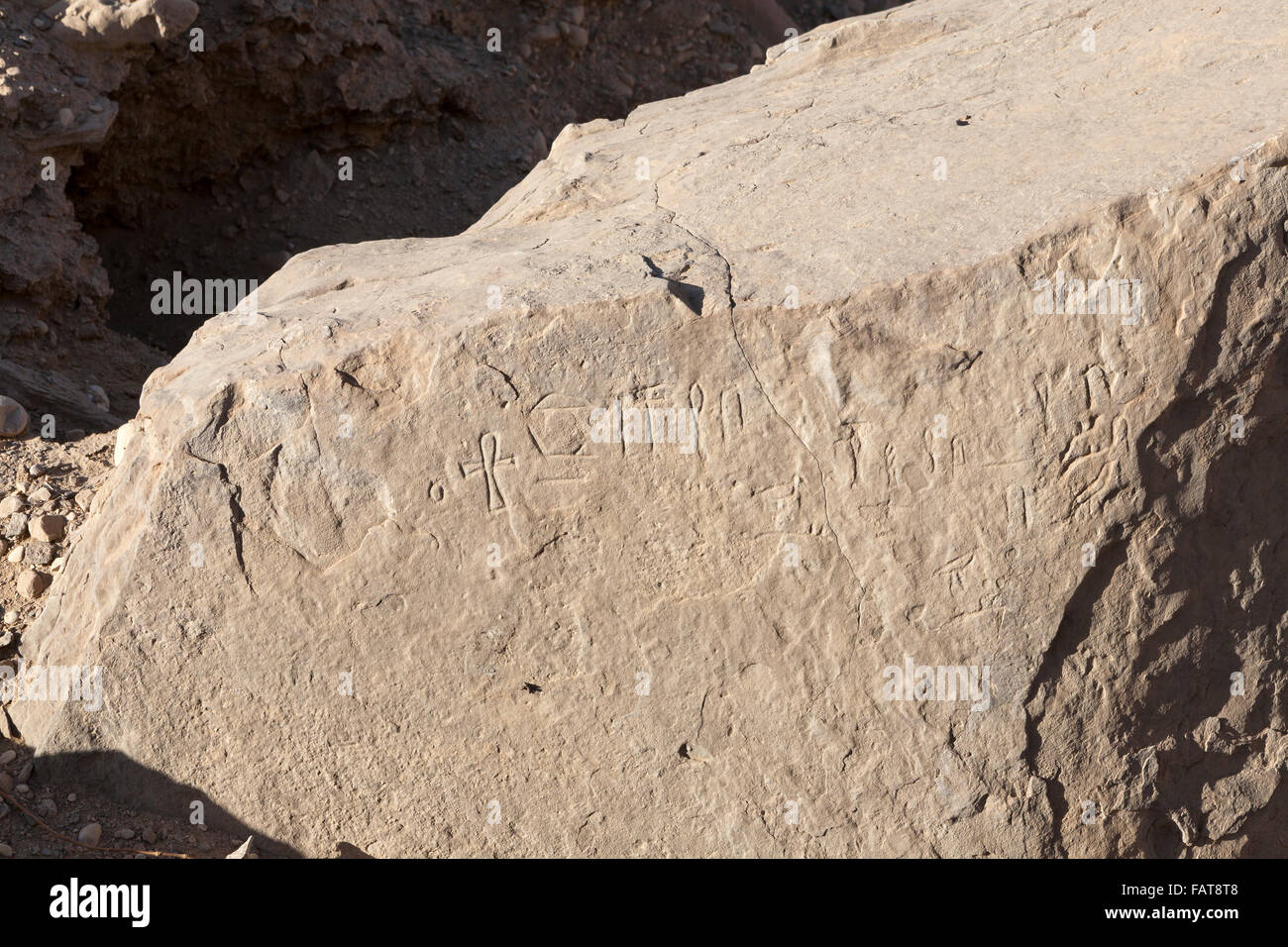 Inschriften auf Geier Felsen am Eingang zum Hellal Wadi el Kab, alte Nekheb in der östlichen Wüste Oberägyptens Stockfoto