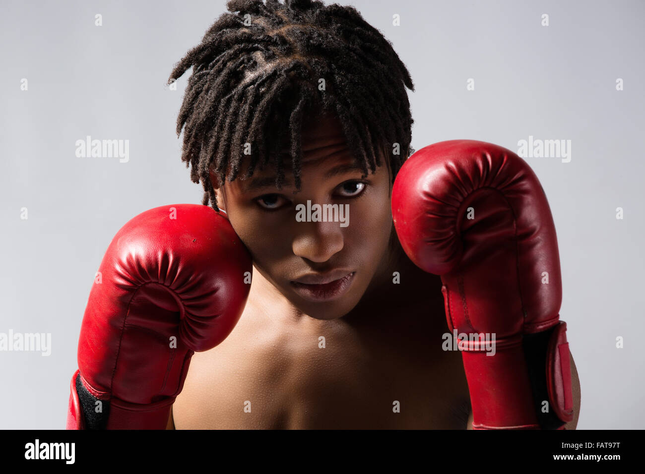 Junge muskulöse athletische männliche Boxer blaue Boxershorts und rote Boxhandschuhe. Stockfoto