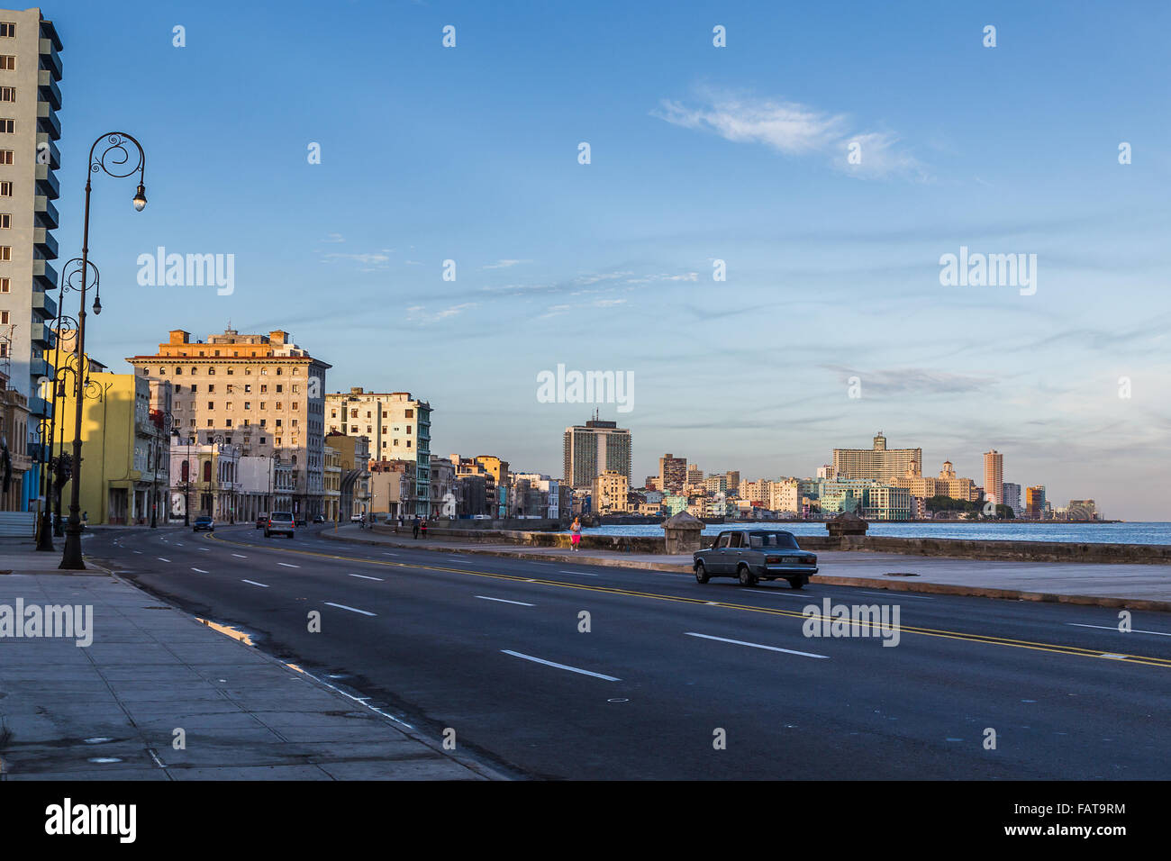 Ein Lada reist im Schatten eines frühen Morgens auf dem Malecon Ozean Highway in Havanna. Stockfoto